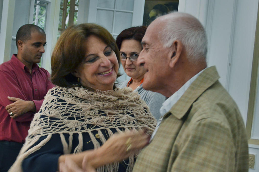 La doctora Ana Sánchez Collazo, directora del Centro de Estudios Martianos, felicita al doctor Salvador Arias García, por su elección como presidente del jurado del Seminario Nacional Juvenil de Estudios Martianos. Foto: Eddy Martin