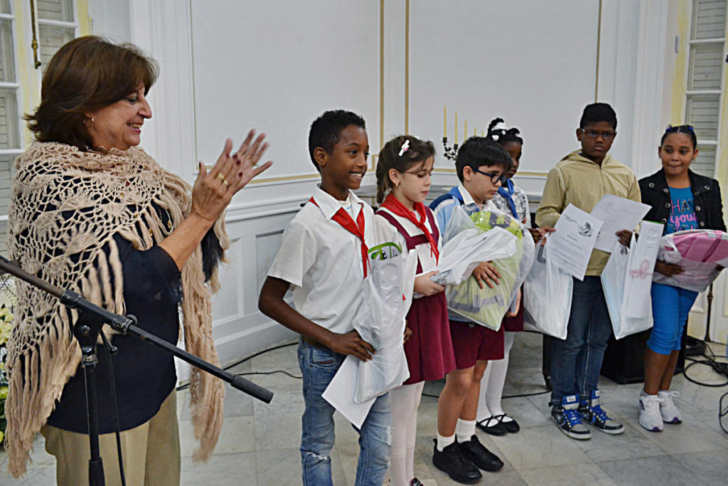 Los estudiantes de nivel primario de enseñanza reciben el galardón por participar en el concurso Los niños rinden homenaje a Martí. Foto. Eddy Martin