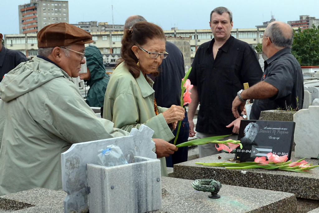 Pedro Ross, ex secretario general de la CTC, encabezó al grupo de sindicalistas cubanos que acudieron al Cementerio de Colón a rendir homenaje al hermano francés.