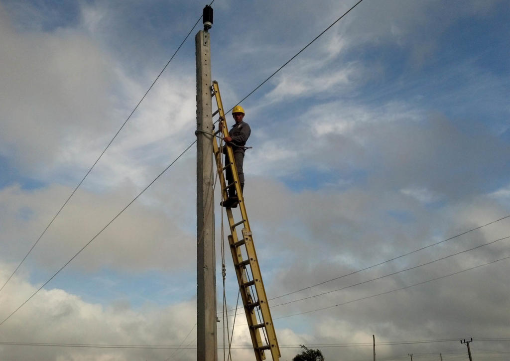 Los linieros han trabajado sin interrupción para llevar la electricidad a zonas intrincadas de Pinar. Guía de foto de Electrificación. Foto: Eduardo González Martínez
