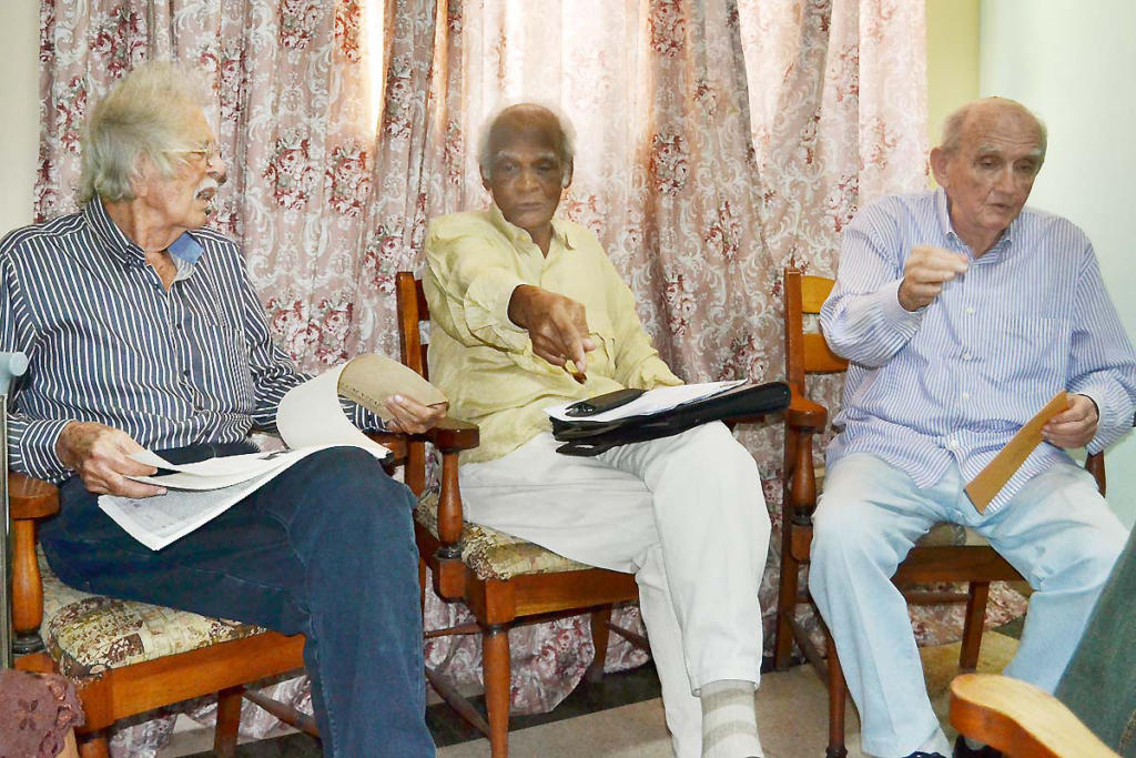 De izquierda a derecha, Juan Tosca, Rolando Samuel Russel y Enrique D’Jongh, relatan sus vivencias. Foto: Eddy Martin