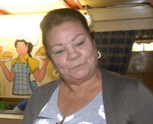 Elisa Milanés lleva un expediente de cada uno de sus empleados. Foto: Agustín Borrego 