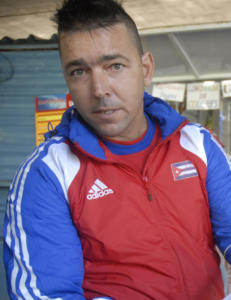 Jorge Gutie Sánchez, titular del quiosko Playa Varadero, en 100 y Boyeros, reconoce la necesidad del contrato firmado. Foto: Agustín Borrego
