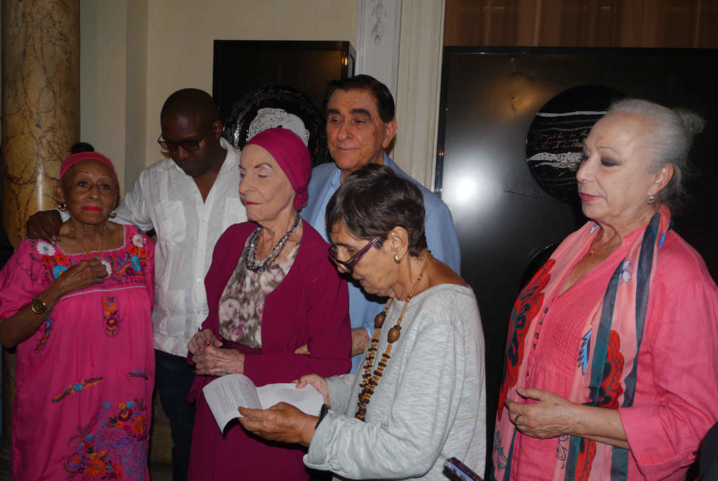 De izquierda a derecha, Omara Portuondo, Jesús Lara, Alicia Alonso, Pedro Simón —director del Museo de la Danza—, Lina de Feria —mientras daba lectura a las palabras de apertura de Seda y acero—, y Cristina Hoyos. Foto: Cortesía de Jesús Lara