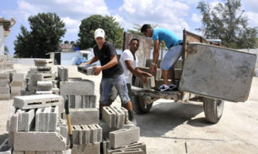 Bajar los costos y en consecuencia los precios de cuanto produzcan los municipios debe estar presente en los responsables y quienes ejecutan este importante programa. (Tomada de la ACN)