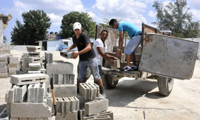 Bajar los costos y en consecuencia los precios de cuanto produzcan los municipios debe estar presente en los responsables y quienes ejecutan este importante programa. (Tomada de la ACN)