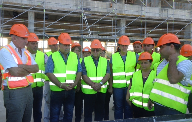 El miembro del Secretariado del Comité Central del Partido, Omar Ruiz Martín, segundo de izquierda a derecha en la primera fila, encabezó el recorrido por obras de Varadero. Foto: Noryis