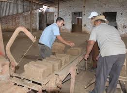 Unos 30 millones de bloques de hormigón debe producir este año la industria local. (Tomada de periódico Escambray)