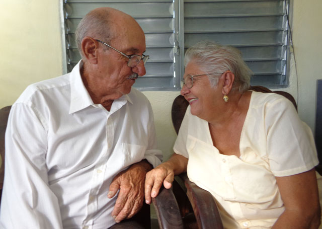 Felices luego de recibir la llave del nuevo hogar. Foto: Del autor