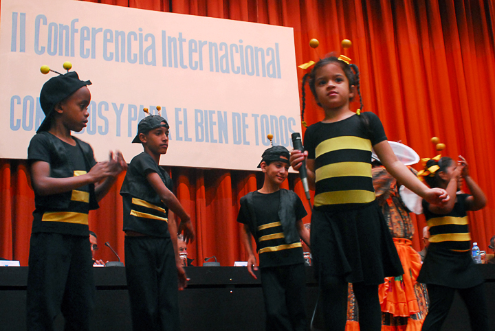 En la inauguración de la Conferencia, los participantes disfrutaron de la actuación de los niños integrantes del taller Romerillo, de la Compañía de teatro infantil La Colmenita. Foto: Heriberto González Brito