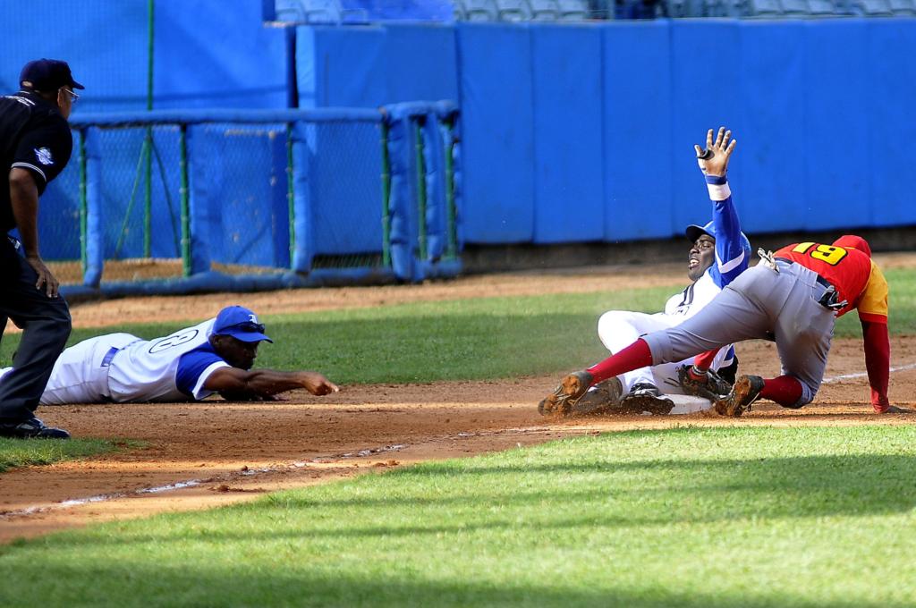 Jugada en tercera base durante el partido Industriales-Matanzas. Foto: José Raúl Rodríguez Robleda
