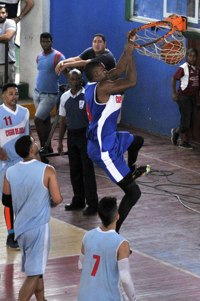 Malvin Cairo regaló varias jugadas espectaculares a quienes asistieron a la inauguración. Fotos: José Raúl Rodríguez Robleda.