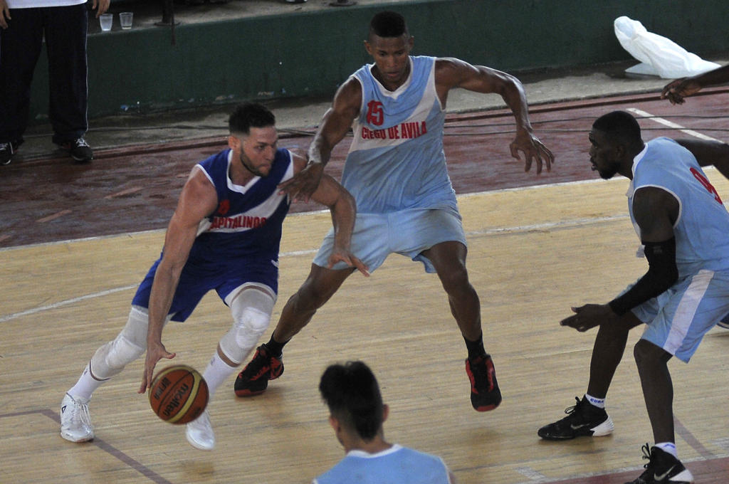 El pívot zurdo Orestes Torres (con el balón) ha sido clave en los dos triunfos de los Capitalinos. Foto: José Raúl Rodríguez Robleda.