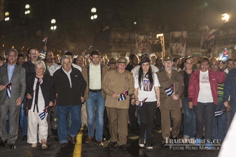 El General de Ejército, Raúl Castro Ruz, encabezó la marcha junto al estudiantado cubano. Foto: René Pérez Massola
