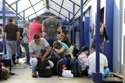 Inician viaje a EE.UU. 180 migrantes cubanos varados en Costa Rica