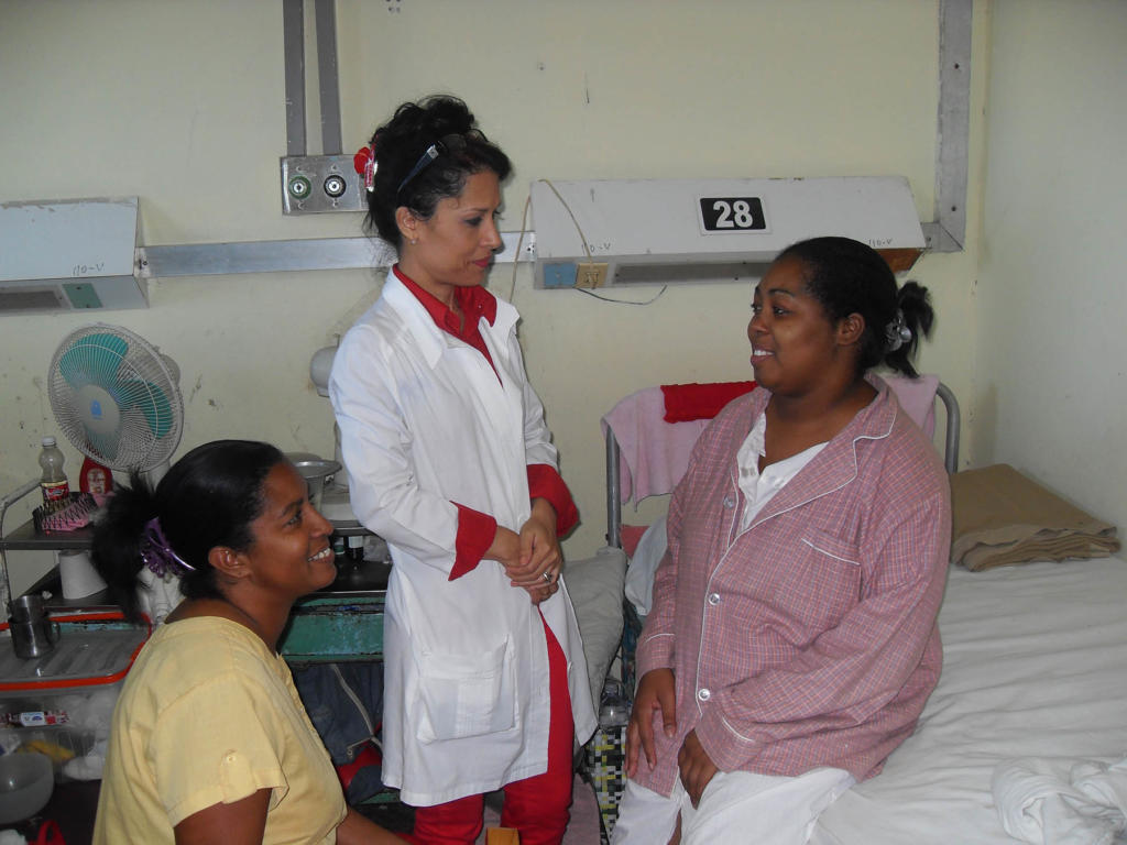 Mairelis Rabeiro Hernández agradece los cuidados recibidos por ella y su bebé en el hospital Abel Santamaría de la ciudad de Pinar del Río. Fotos: Eduardo González