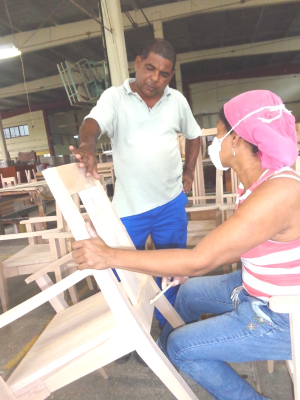 Luis, el secretario del Buró Sindical, conversa con Cira Rondón, lijadora, quien reconoce el apoyo logístico recibido.