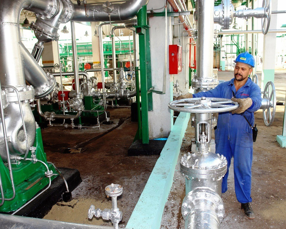 La eficiencia y confiabilidad caracterizan el proceso industrial en la refinería de petróleo de Cienfuegos. / Foto: Icel Morfa.