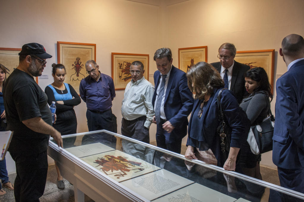 Alexis Leyva Machado (Kcho), anfitrión de esta última parada en la agenda de la delegación del PE en Cuba, explicó a los visitantes cómo surgió y cuánto ha crecido el Laboratorio desde que fuera inaugurado dos años atrás por el líder histórico de la Revolución cubana, Fidel Casto Ruz. Foto: René Pérez Massola