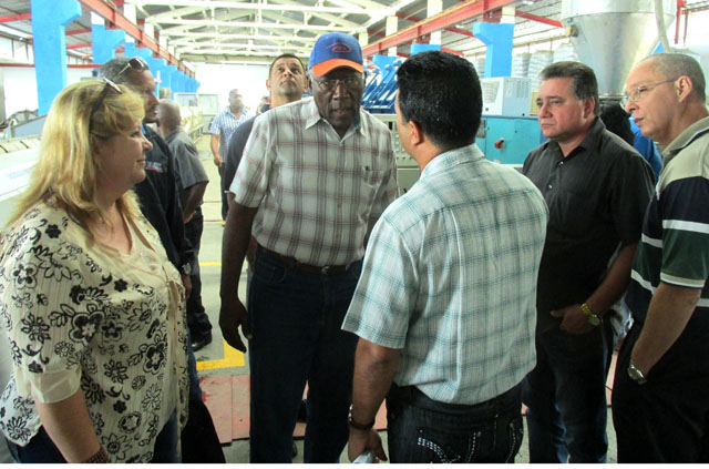 En la empresa Ciegoplast y otras entidades avileñas, Valdés Mesa insistió en priorizar la atención a los recursos humanos como principal riqueza del sector empresarial cubano. Foto: Ortelio González Martínez