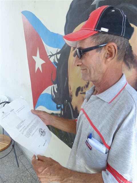 Igarza relee la carta de Celia que guarda con tanto esmero desde hace casi 53 años. Foto: Manuel Valdés Paz