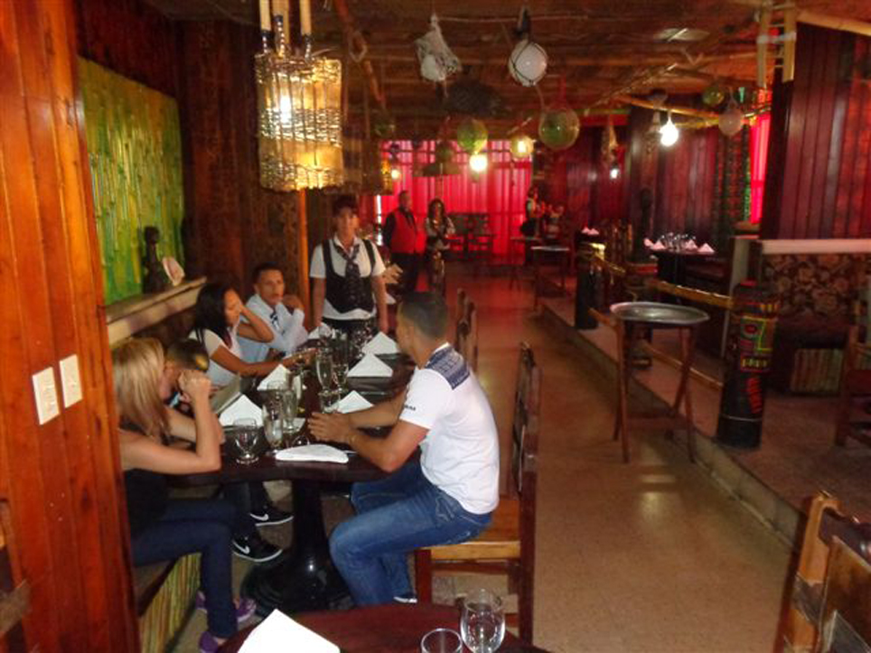 El restaurante Polinesio, con más de tres décadas de existencia y un singular decorado, al estilo de esas islas del Pacífico, sigue siendo un símbolo de la gastronomía holguinera gracias al trabajo de conservación y remozamiento de la instalación, que cuenta con el respaldo del colectivo. Foto: Manuel Valdez Paz