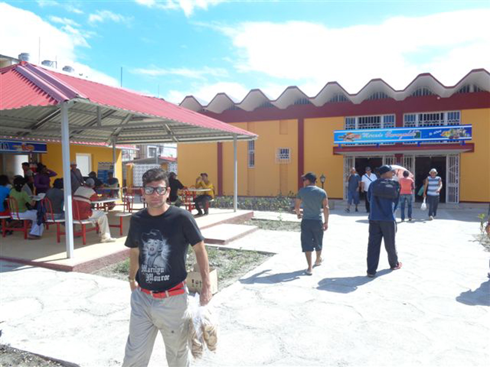 Holguín: Más de un millón de pesos se invirtieron en la reparación y ampliación del mercado Garayalde, el principal de la ciudad, que ahora cuenta con nuevas ofertas en puntos de venta especializados. Foto: Manuel Valdés Paz