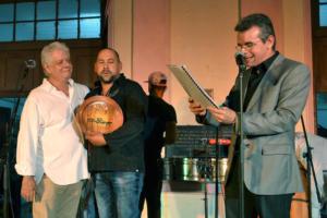Antonio Pérez Marrero (Tony), presidente de la filial de la Acaa en Matanzas —una de las entidades organizadoras de Fiesta en Cayo Hueso—, entregó una pieza de cerámica del artista matancero Marcelino Rivas al colega y crítico Jorge Rivas Rodríguez, gestor y director general de este espectáculo. A la derecha el locutor Froilán Arencibia, quien demostró su inconfundible estilo en la comunicación con el auditorio, amén de su carisma y rigor profesional. Foto: Eddy Martin