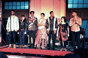 Admiradas por el público fueron las dos pasarelas con llamativos vestuarios diseñados por las laureadas creadoras Mariela Alemán, y Raquel y Karla Espino. Las dos últimas, en la foto con algunos de los modelos de la compañía Quitrín, de Isleda de la Barca. Foto: Eddy Martin