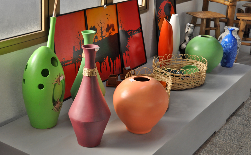 El Fondo Cubano de Bienes Culturales emplazó una tienda muy bien surtida. Foto: Yuris Nórido