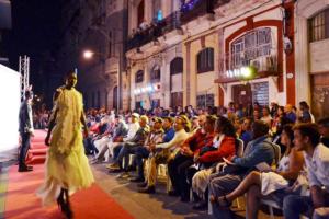 El equipo de jóvenes técnicos y especialistas de la compañía Fiesta Atenas —otra de las entidades auspiciadoras del encuentro—, conducida por Juan J. Fumero Sánchez, tuvo a su cargo los excelentes diseños de escenografías y luces, mediante el uso de audiovisuales y multimedias. En la foto, otro de los momentos de las pasarelas. Foto: Eddy Martin