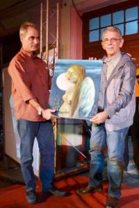 Erik Varela Ravelo recibió el Sello Conmemorativo aniversario 45 de Trabajadores. Este artista entregó una obra de su autoría al director de nuestro semanario; gesto igualmente realizado por el artífice Roberto Braulio. Foto: Eddy Martin