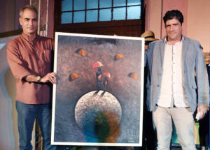 Erik Varela Ravelo recibió el Sello Conmemorativo aniversario 45 de Trabajadores. Este artista entregó una obra de su autoría al director de nuestro semanario; gesto igualmente realizado por el artífice Roberto Braulio. Foto: Eddy Martin