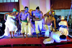 El grupo Legado, de Matanzas, dirigido por Neivis Mora, expuso coloridas coreografías que preservan las tradiciones afrocubanas. Foto: Eddy Martin