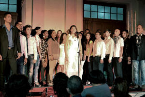 La Academia de Canto Mariana Gonitch creada y capitaneada por el maestro Hugo Oslé, sintetizó el espíritu de esta fiesta auspiciada por la CTC; el periódico Trabajadores; la empresa Ingeniería del Arte, que dirige el maestro Quique Martínez; la filial matancera de la Acaa; la compañía Fiesta Atenas y el museo de los trabajadores cubanos Palacio de los Torcedores, con el apoyo de otros organismos e instituciones. Foto: Eddy Martin