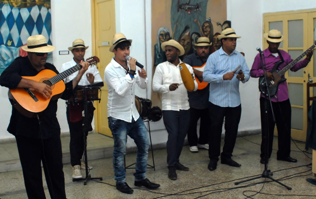 El reconocido grupo Memorias, de Quivicán, tuvo a su cargo la apertura de la muestra Crónicas de lo real, ocasión en que interpretó varias de las piezas de su amplio y cubanísimo repertorio musical. Foto: Heriberto González