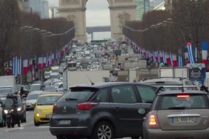Ondean banderas de Cuba y Francia en avenida principal de París