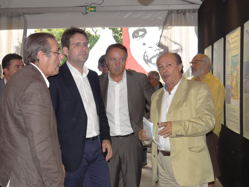 El stand donde se expusieron los proyectos y logros de Cuba Cooperación fue uno de los más activos durante la Fiesta de l‘Humanité efectuada en París en septiembre del 2015. En la imagen, de izquierda a derecha, Víctor Fernández, presidente de la Asociación; Matthias Fekl, secretario de Estado; y Jean Pierre Bel, consejero de François Hollande para América Latina y el Caribe y otros el día de su visita. | Foto: Yimel Díaz Malmierca 