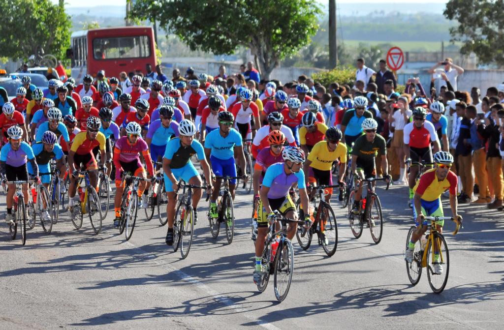 Pelotón arranca en Matanzas para la Décima Etapa del Clásico Ciclístico. Foto: Ricardo López Hevia