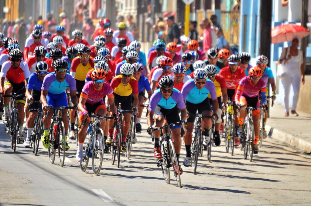 Dentro del pelotòn de 83 corredores muchas caras conocidas sobresalen. Foto: Ricardo López Hevia