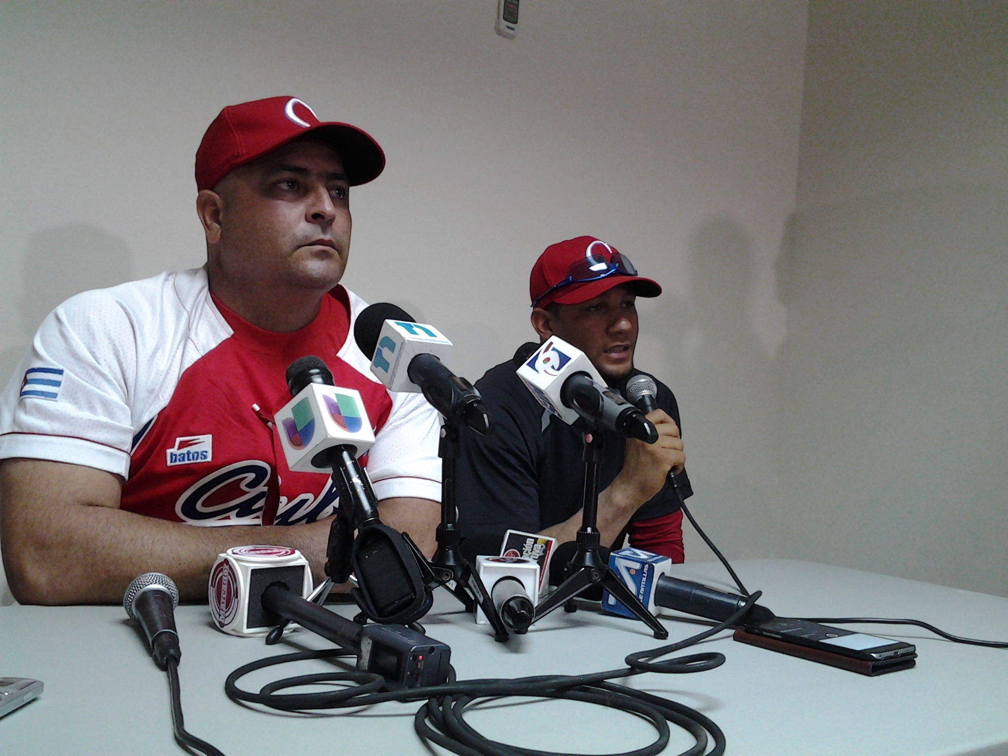 Roger Machado y Yulieski Gurriel en la conferencia de prensa tras el partido contra los Tigres de Aragua. Foto: Joel García