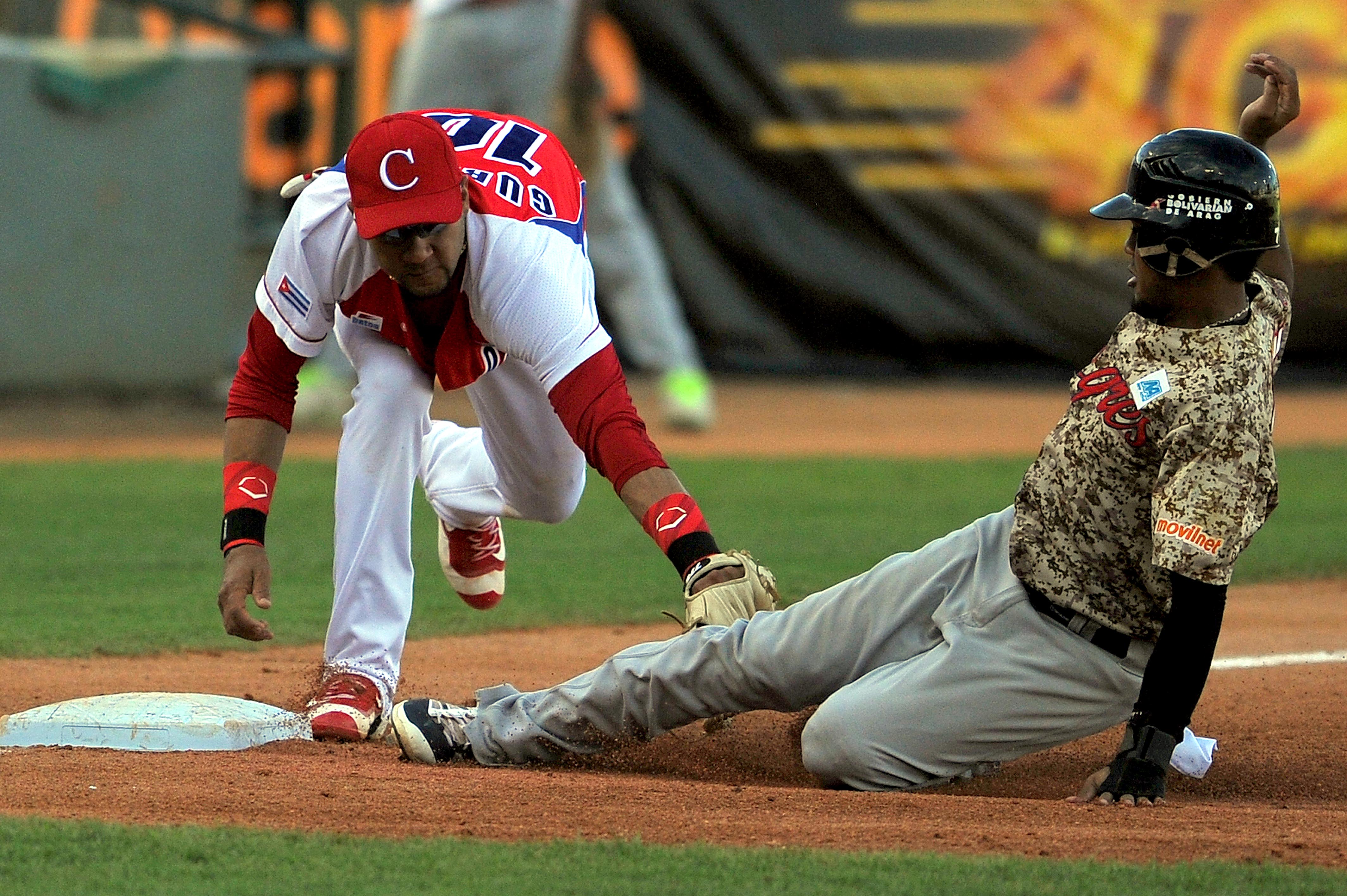 Yulieski Gurriel pone out en tercera. Foto: Yulieski Gurriel.