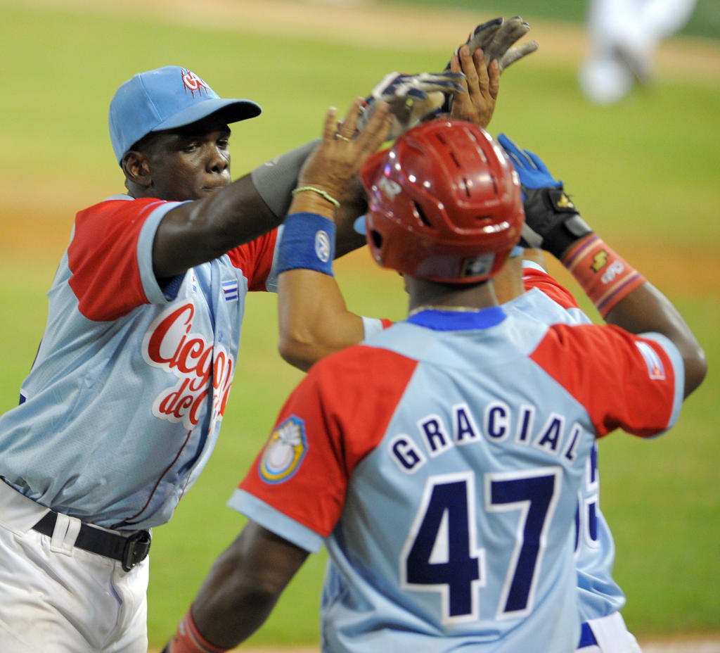 José Adolis García impulsó las dos carreras de la victoria. Foto: Ricardo López Hevia