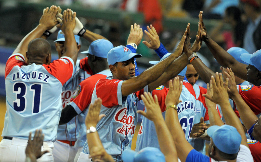 Festejo final de la victoria, primera contra Dominicana en una Serie del Caribe. Foto: Ricardo López Hevia.