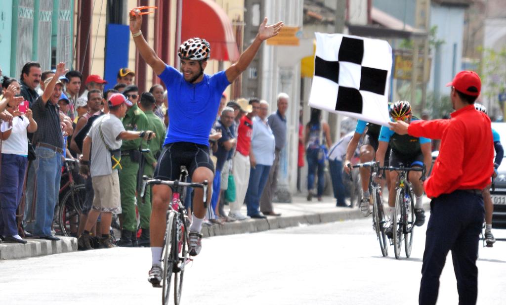5ta etapa-Holguin-Camaguey Meta volante en las tunas ganada por Angel Idalgo