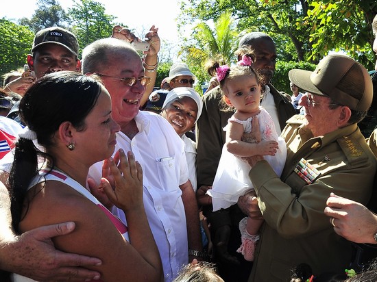 A-cada-paso-Raúl-recibió-muestras-de-aprecio-de-los-santiagueros.
