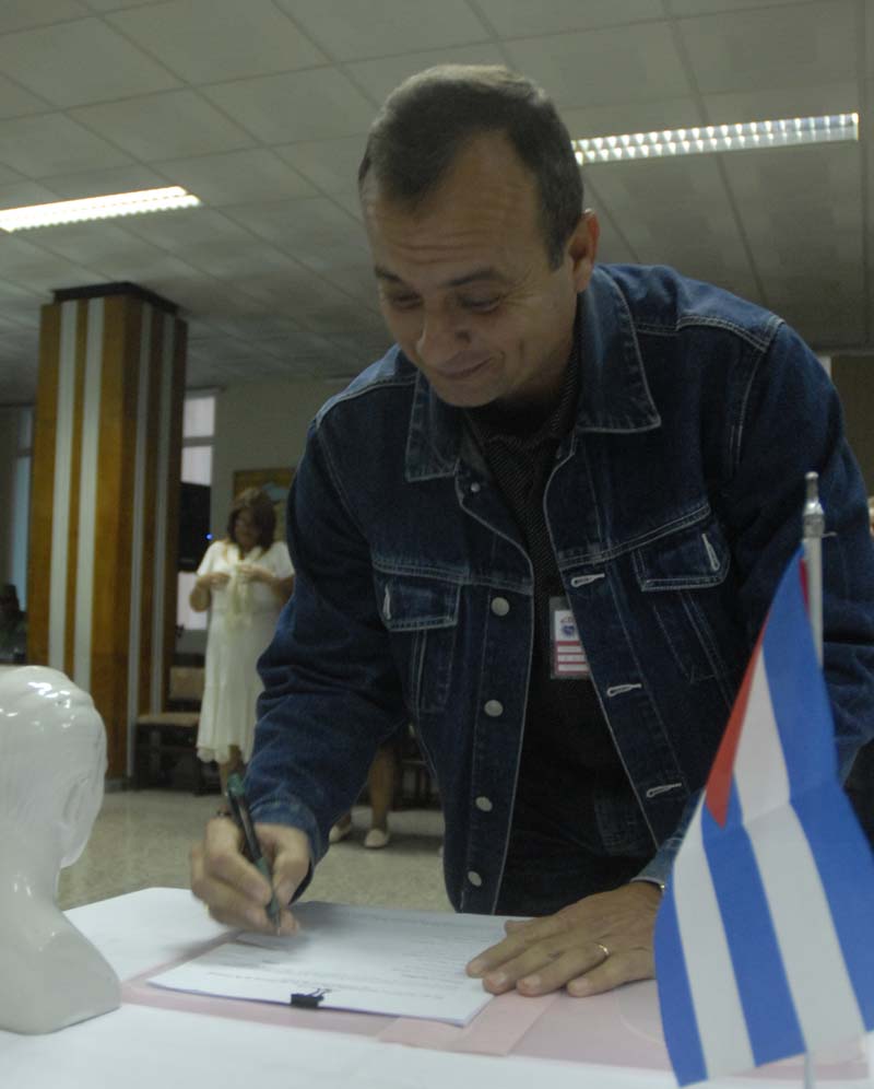 Telman Pereda Hidalgo, jefe del sistema central de auditoría, ratifica su compromiso con el Código de Ética. Fotos: Agustín Borrego Torres