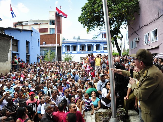 Al-concluir-el-recorrido-dialogó-con-los-santiagueros-en-una-improvisada-tribuna. (1)