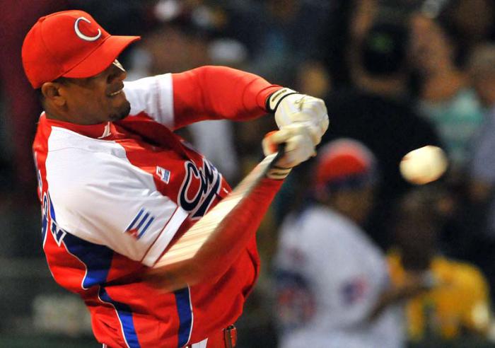 Yosvani Alarcón en el Derby de Jonrones de la Serie del Caribe