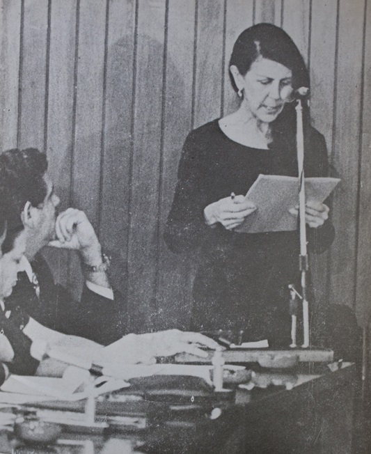 Celia Sánchez lee el Acuerdo del Consejo de Ministros en que se declara aprobada la Constitución de la República y la Ley de Tránsito Constitucional